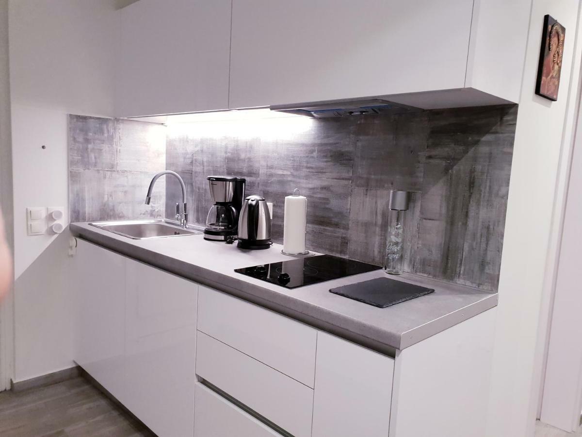 Beautiful Brand New Apartment Seaside Athens Exterior photo